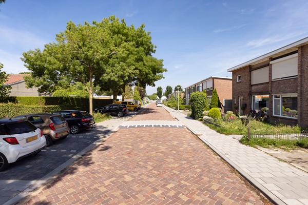 Foto - Te koop: instapklare hoekwoning met oprit en garage!